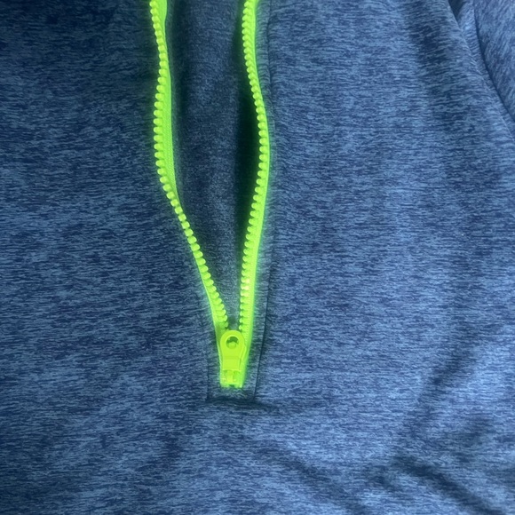 Bombshell sports crop top- Fits 6-8 - Picture 8 of 8